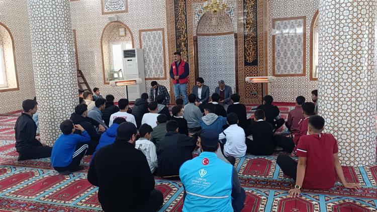 Gerger Çedes Projesi kapsamında Gerger Merkez Ulu Camii'nde gençlerle biraraya ...