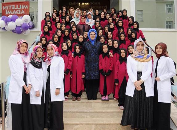 Emine Erdogan Kur An Kursu Acildi