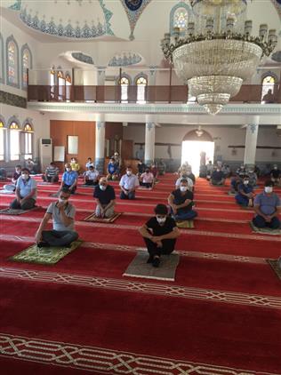 Kas Da Cuma Namazlari Camilerde Kilinmaya Baslandi