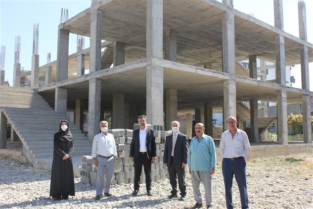 batman il muftumuz turgut erhan il muftu yardimcilariyla birlikte batman merkez hilal mahallesinde insaati devam eden seyh selman camii ve taziye evi insaatinda incelemelerde bulundu
