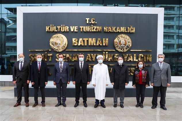 Diyanet Isleri Baskanimiz Prof Dr Ali Erbas Sehit Senay Aybuke Yalcin Il Halk Kutuphanesini Ziyaret Etti