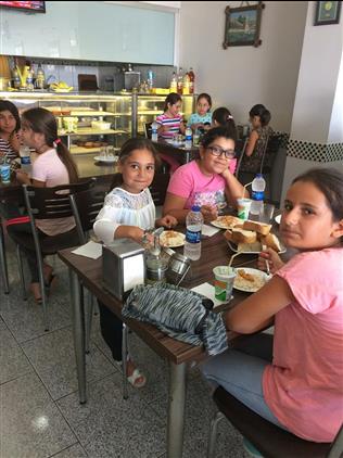 Gelibolu Da Yaz Kur An Kursu Ogrencilerine Yemek Ikrami
