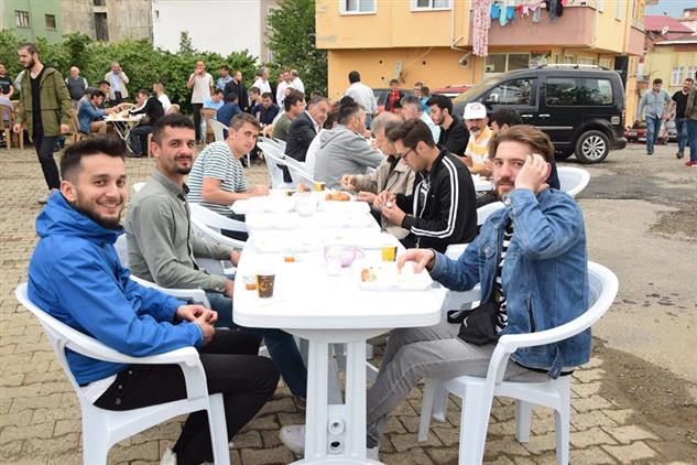 bayram namazi sonrasi kahvalti verildi