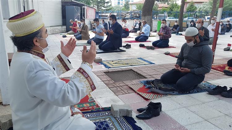 Sukur Kurbanlari Kesilerek Cuma Namazi Eda Edildi