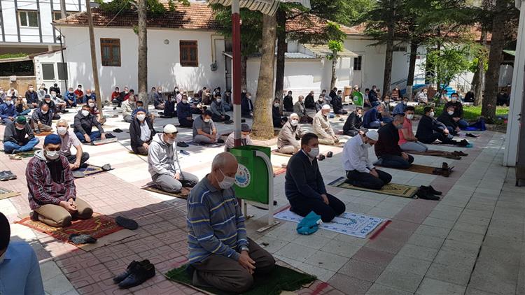 Sukur Kurbanlari Kesilerek Cuma Namazi Eda Edildi