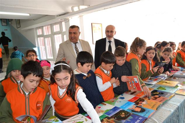 Kirsehir De Okullara Tdv Ve Diyanet Yayinlari Kitap Satis Reyonlari Kuruldu