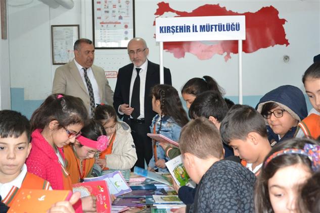 Kirsehir De Okullara Tdv Ve Diyanet Yayinlari Kitap Satis Reyonlari Kuruldu