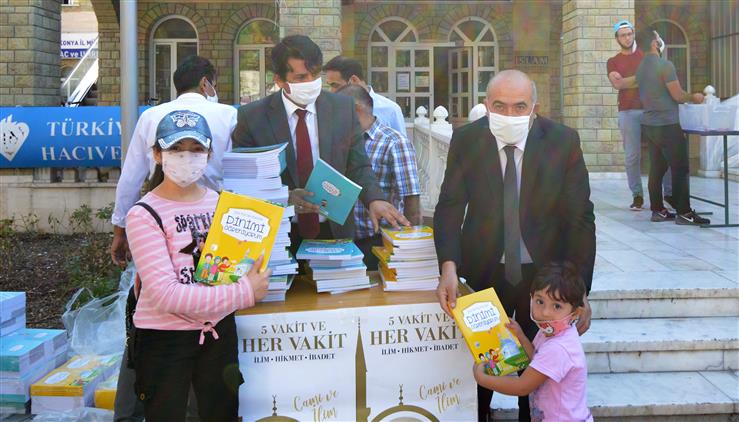Konya Il Muftulugu Vatandaslara Kitap Hediye Etti