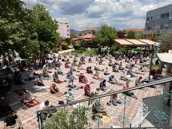 Korona Virus Tedbirli Ilk Cuma Namazi Kilindi