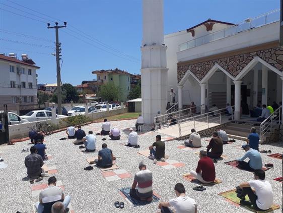 Korona Virus Tedbirli Ilk Cuma Namazi Kilindi