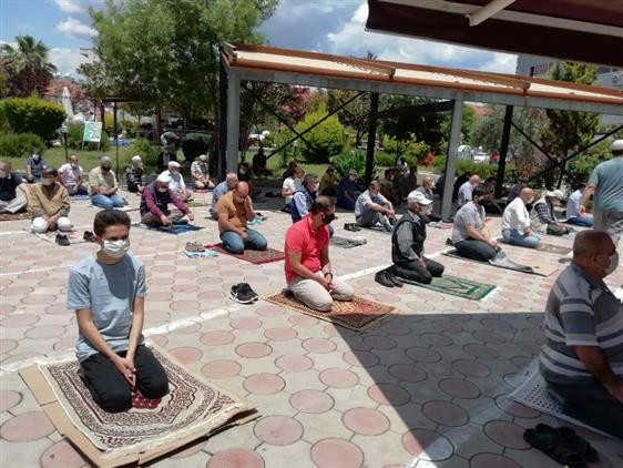 Korona Virus Tedbirli Ilk Cuma Namazi Kilindi