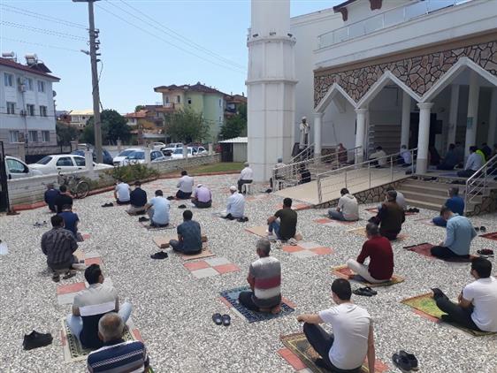 Korona Virus Tedbirli Ilk Cuma Namazi Kilindi