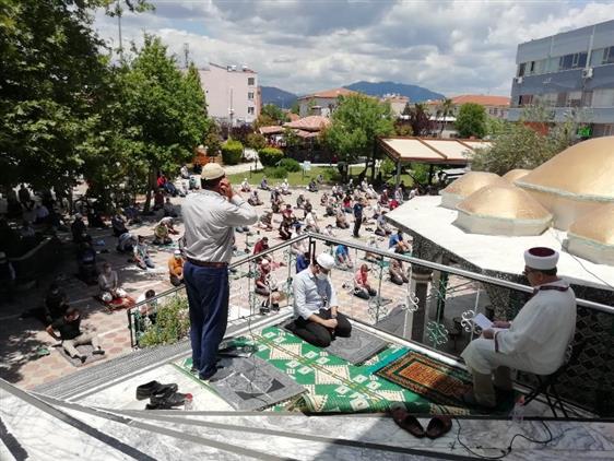 Korona Virus Tedbirli Ilk Cuma Namazi Kilindi
