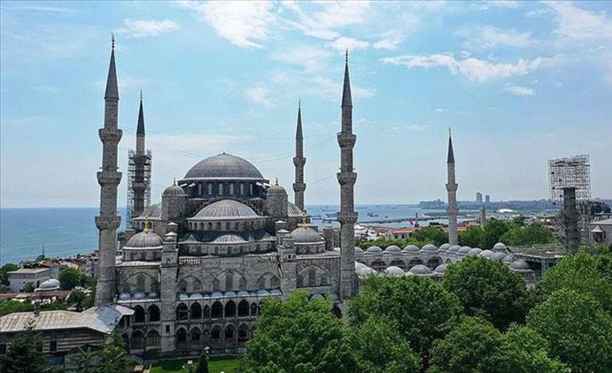 Camilerde Yeniden 5 Vakit Namaz Cemaatle Kilinacak