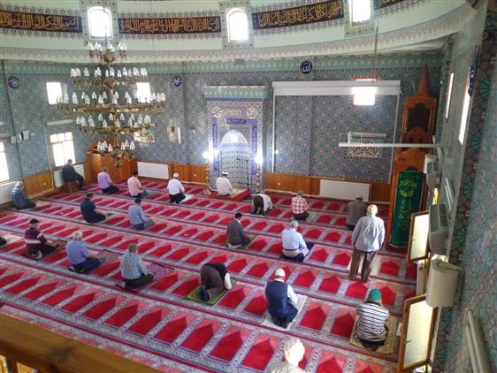 Camilerde Yeniden 5 Vakit Namaz Cemaatle Kilinacak