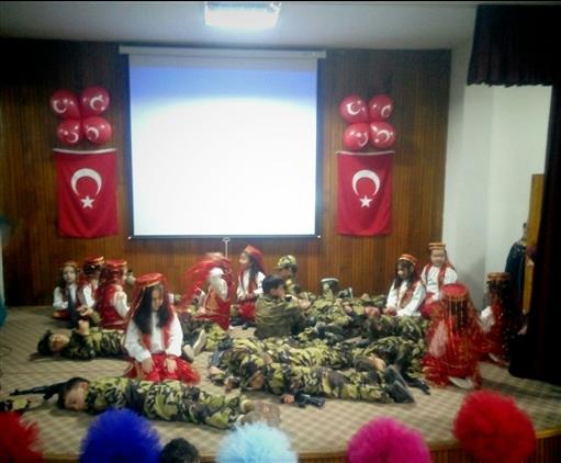 Minik Yureklerden Canakkale Sehitleri Icin Tiyatro Gosterisi