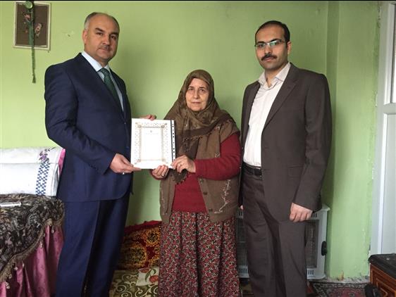 Ilce Muftumuz Abdulselam Ozdere Turkiye Diyanet Vakfina Bagis Yapan Hanimefendiyi Ziyaret Edip Tesekkur Belgesi Verdi