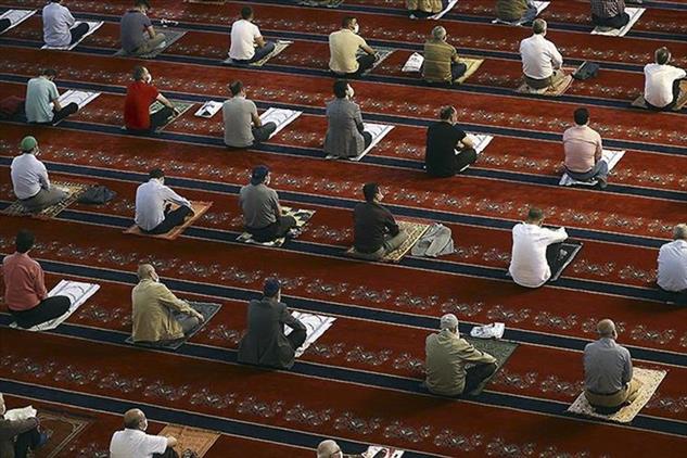 Camilerde Yeniden 5 Vakit Namaz Cemaatle Kilinacak